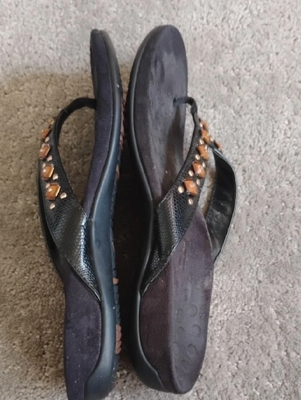 Vionic Black Sandal Thongs with Brown Gem Accents. Women's 8.
